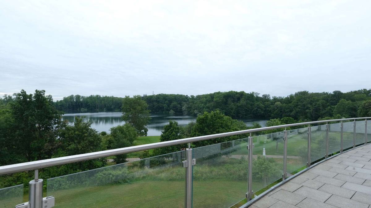 Balkon mit Blick auf den See