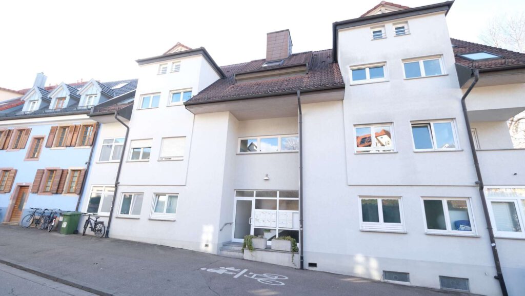 Freiburg - 2- Zimmer Dachgeschosswohnung direkt am Kirchplatz in Freiburg- Herdern