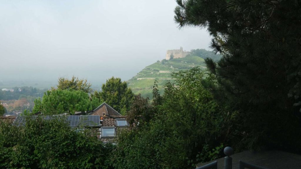 Staufen im Breisgau - Wohnen mit Burgblick – Maisonettewohnung mit Pool und Hauscharakter in Staufen