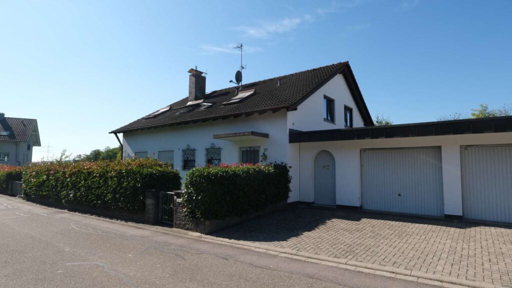 Riegel am Kaiserstuhl - Zweifamilienhaus mit 772 m² Grundstück in sonniger Hanglage