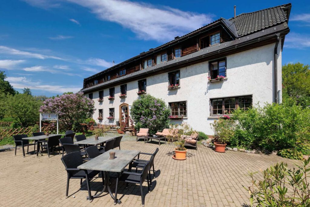 Höchenschwand - Charmantes Schwarzwaldhotel im Landhausstil mit 15 Gästezimmern, Betreiberwohnhaus und 2.850 m² Grundstück